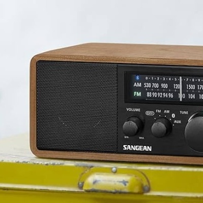 Rádio vintage SANGEAN com acabamento em madeira castanha clara e painel preto