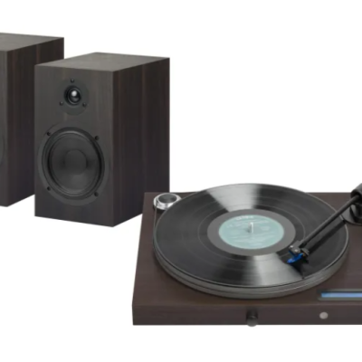 Conjunto de gira-discos e colunas de madeira escura com disco vinil.