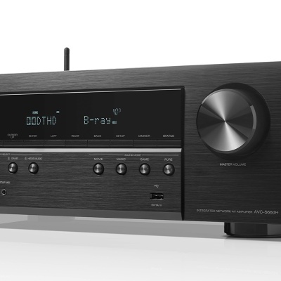 Amplificador de áudio preto Denon com visor digital e botões de controlo