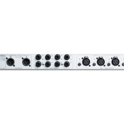 Interface de áudio Roland com várias conexões XLR e jack