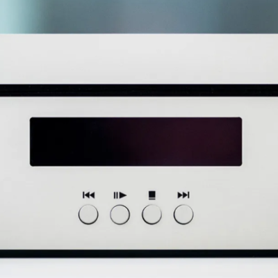 CD player branco com visor digital e botões circulares