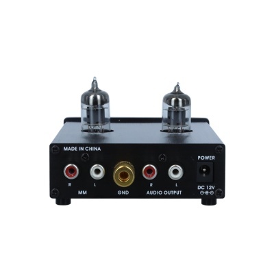 Amplificador de áudio preto com válvulas e conectores na parte traseira