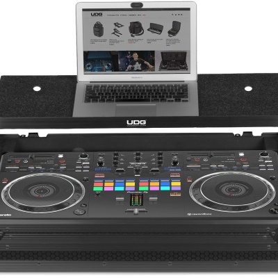 Controladora DJ com duas mesas giratórias e tampa para portátil aberta