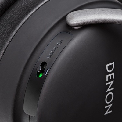 Auriculares circum-aurais Denon pretos com almofadas em couro sintético e botão com LED verde