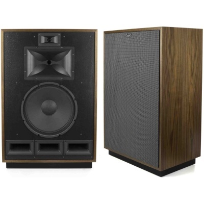 Par de colunas de som com estrutura em madeira e alto-falantes expostos