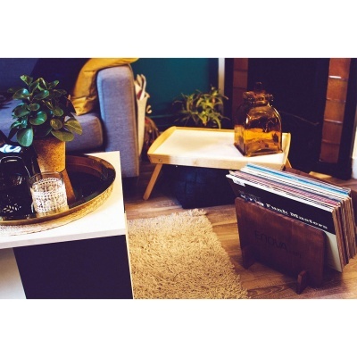 Sala com mesa de centro, banca, tapete e discos de vinil