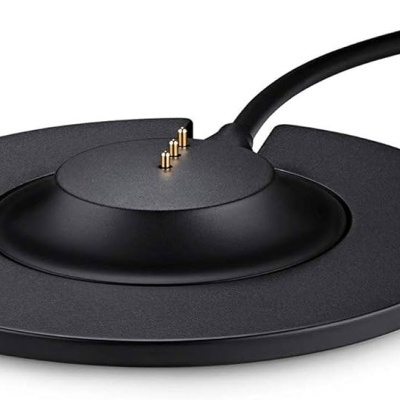 Base de carregamento wireless preta circular com pinos dourados e cabo