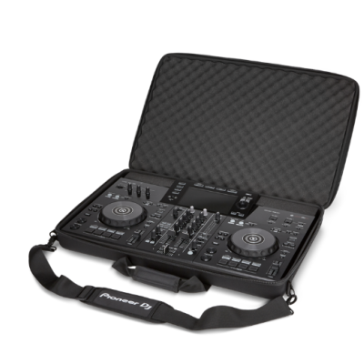 Mesa de mistura DJ Pioneer DJ DDJ-200 num estojo acolchoado preto aberto