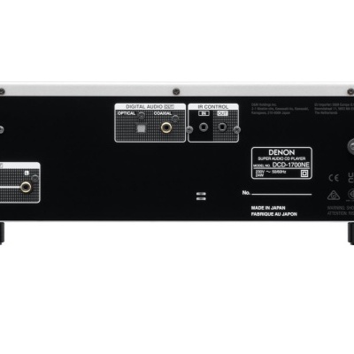 Parte traseira de equipamento eletrónico preto com várias conexões e etiquetas