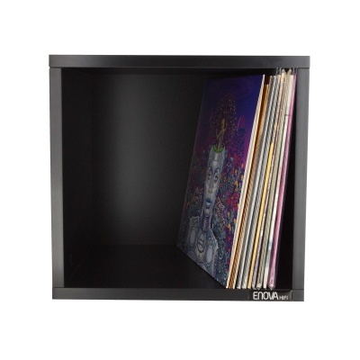 Estante preta quadrada com discos de vinil