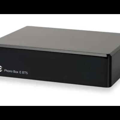 Dispositivo preto compacto retangular com texto Phono Box E BT5 na frente