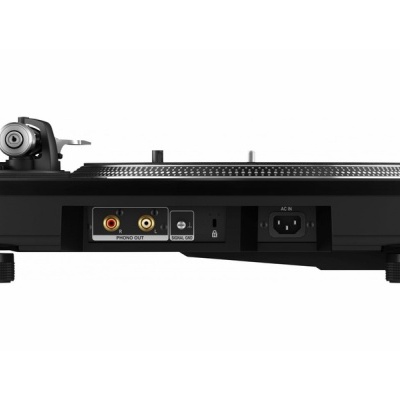 Parte traseira de gira-discos preto com entradas RCA, USB e alimentação AC IN.