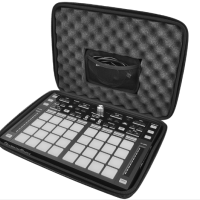 Controlador de música eletrónica dentro de mala preta acolchoada