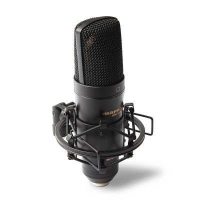 Microfone condensador preto BEHRINGER com suporte de choque em fundo branco