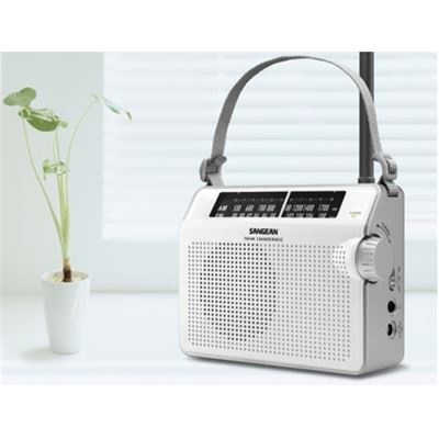 Rádio portátil branco SANGEAN com visor e alça cinza junto a vaso com planta