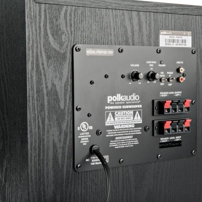 Subwoofer Polk Audio preto de madeira com painel traseiro e botões