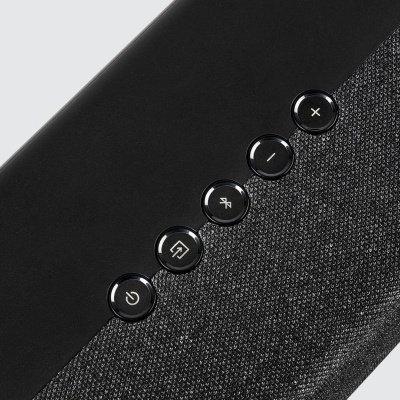 Coluna sonora preta com tecido cinzento e botões táteis pretos