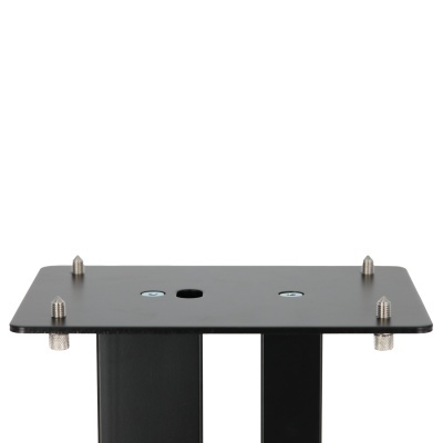 Base metálica preta com pinos e parafusos prateados