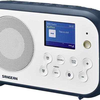 Rádio digital SANGEAN branco e azul com ecrã digital e botões de controlo.