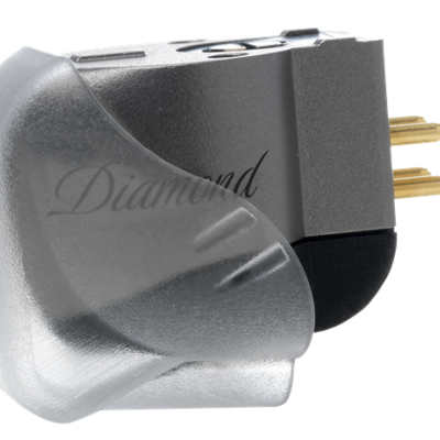 Adaptador elétrico cinzento e preto com capa transparente e texto Diamond