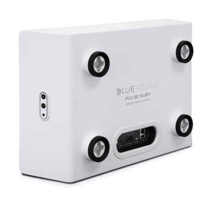 Coluna de som portátil branca BLUESOUND PULSE SUB+ de forma retangular com pés de borracha e conectores