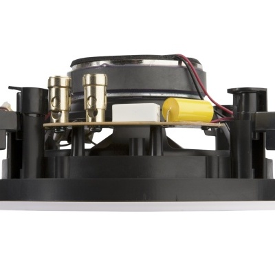 altifalante preto com estrutura em plástico e metal, terminais dourados, fios vermelho e preto