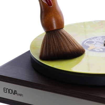 Escova de cabo em madeira a limpar disco vinil amarelo no gira-discos ENOVA HIFI