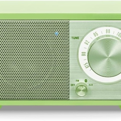 Rádio portátil verde com botões de afinação e volume e grelha metálica prateada
