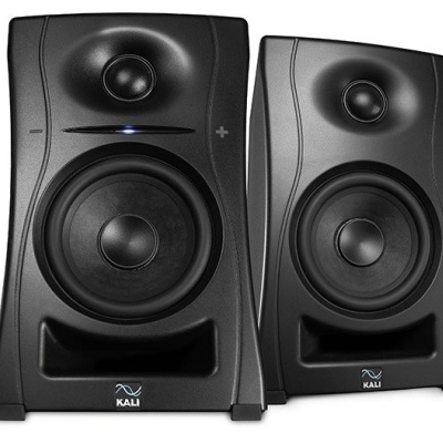 Dois altifalantes pretos da marca KALI com tweeters e woofers visíveis