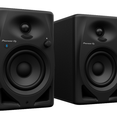 Duas colunas de som negras retangulares com tecido e botão