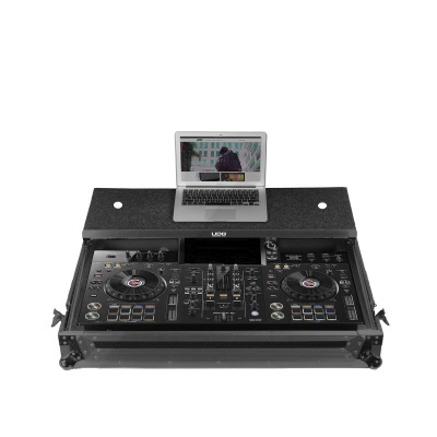 Controlador de DJ UDG preto dentro de mala com portátil aberto