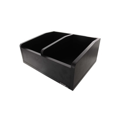 Organizador de mesa preto com dois compartimentos em fundo branco