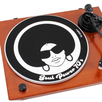 Gira-discos com design Soul Power 70's em preto e branco sobre base de madeira