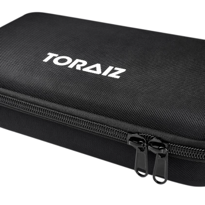 Estojo rígido preto com fecho de correr e texto TORΔIZ branco