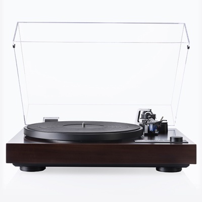 Toca-discos de madeira escura com tampa transparente aberta, agulha e botões visíveis