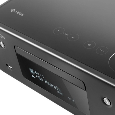 Aparelho electrónico preto DENON com ecrã digital e botões táteis