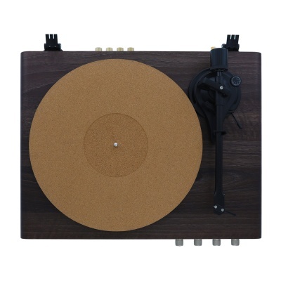 Gira-discos de madeira com prato de cortiça e braço preto