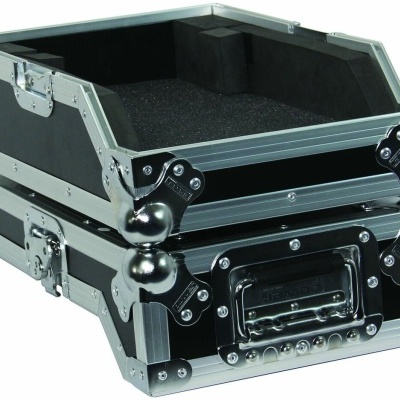 Caixa de transporte preta e cinzenta para equipamentos com fechos metálicos e interior de espuma