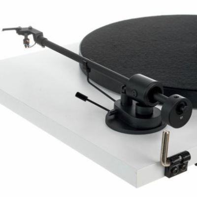 Braço de gira-discos preto, prato de feltro preto e base branca.