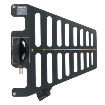 Antena direcional preta em forma triangular com conector e etiqueta FOXTEAM