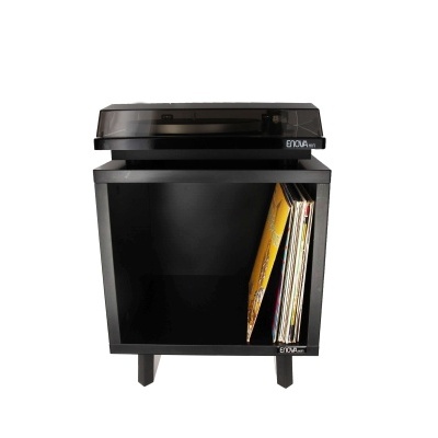 Estante preta com discos de vinil e gira-discos ENOVA