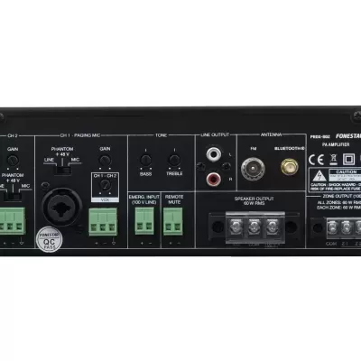 Painel traseiro de equipamento áudio/vídeo preto com múltiplas conexões