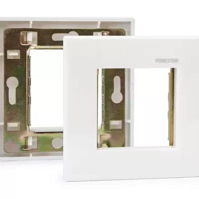 Interruptor elétrico branco quadrado com estrutura metálica