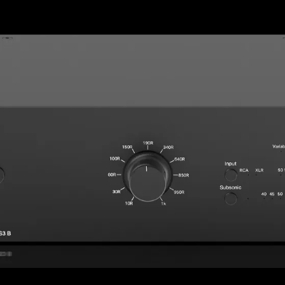 Amplificador de áudio preto com botões e mostradores frontais