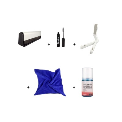 Conjunto de produtos para manutenção de guitarra com escova, máscara, suporte, pano azul e spray de limpeza.