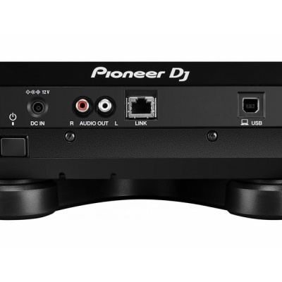Parte traseira de equipamento Pioneer DJ com portas de ligação