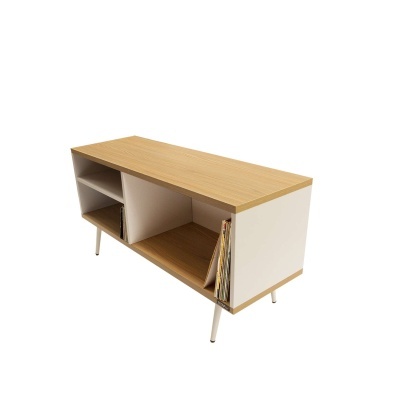 Aparador branco e madeira clara com discos de vinil, pernas metálicas brancas