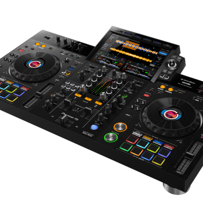 Controlador DJ preto com ecrã central e múltiplos botões coloridos