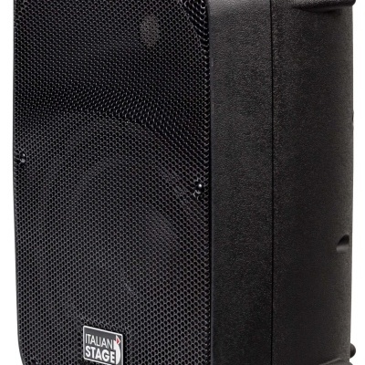 Coluna portátil de áudio preta com grelha metálica e etiqueta 'ITALIAN STAGE'