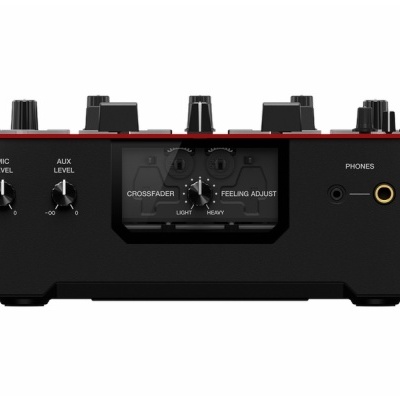 Painel traseiro de equipamento de som preto com controlos e porta de auscultadores